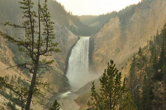 As impressionantes Lower Falls do Grand Canyon de Yellowstone, no Yellowstone National Park, em Wyoming, nos Estados Unidos